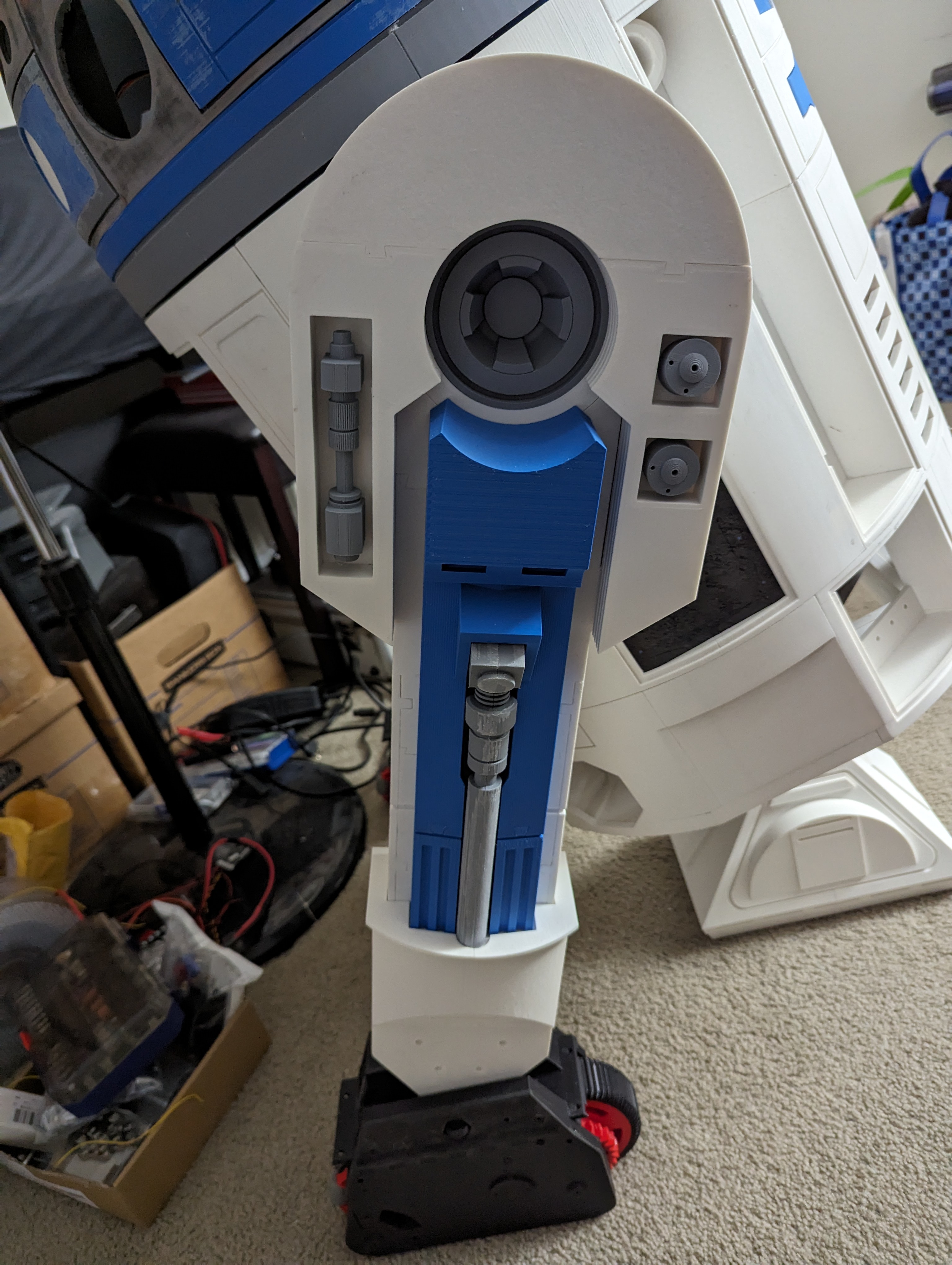 R2-D2 build, view 18
